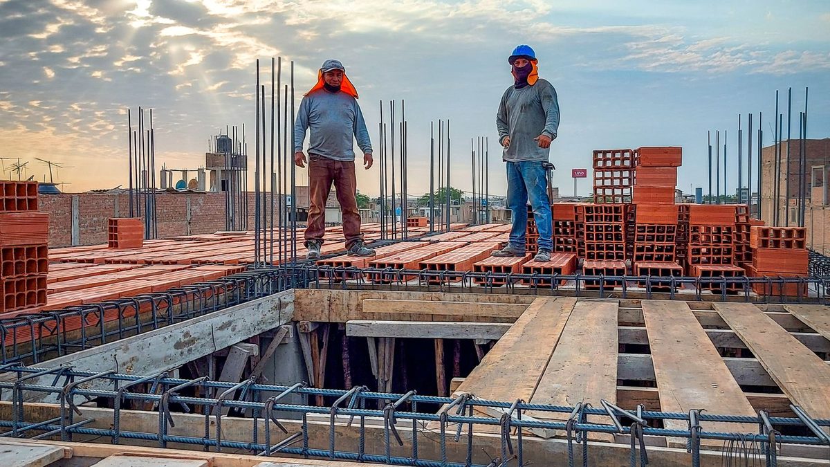 HSA vs. FSA for Construction Workers: Choosing the Right Account for a Mobile, Seasonal Workforce