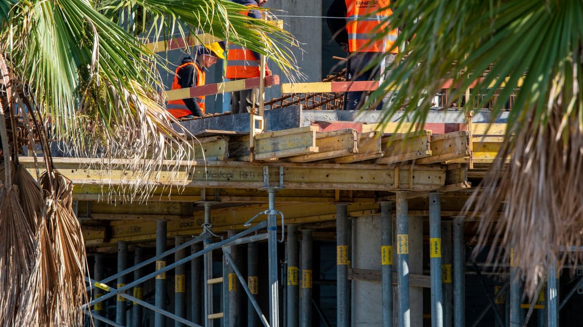 How PEOs Manage Workers Compensation: Claims, EMR, and Premium Stability for Employers